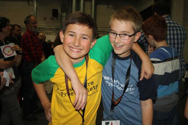 Daniel Bauer (11 Jahre) und Simon Bruder (10 Jahre) mit FSFE-T-Shirts