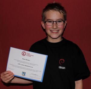 Simon Bruder (10) mit seinem LPI-Zertifikat